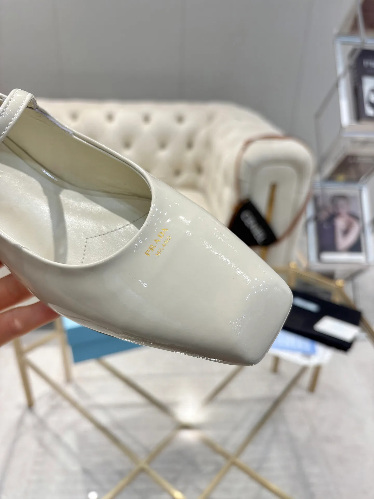 👟👟Ex-factory price 580👟👟 (imitation leather bottom-20) New arrival 👉Ready stock👈Remove the original board and make a 1:1 replica‼ ️ The highest version of Prada's early spring catwalk hot style 😘The latest spring style Retro Mary Jane series Genuine leather sole, simulated leather sole, a must-have for goddesses Super comfortable on the feet, reducing age 👉The upper is made of imported cowhide leather, comfortable and small square toe, retro and playful, lining + foot pads, imported sheepskin lining, breathable and comfortable (1.5 high small insert heel) ) Matched private model buckle (all original logos) Size 35M-39M (34 40 41 42 customized, non-returnable and non-exchangeable)